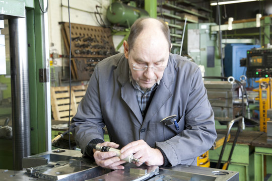 Senior bei der Arbeit