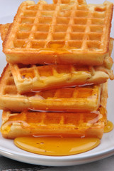 hausgemachte Waffeln mit flüssigem Honig