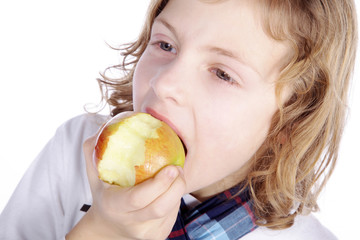 Junge beisst in einen Apfel Nahaufnahme
