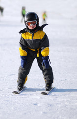 Fototapeta na wymiar Kleiner Skifahrer