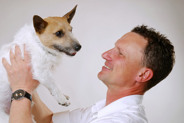 Mann mit Parson Russell Terrier