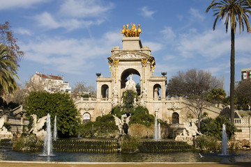 Fototapeta na wymiar fontana nel parco della ciutadella a barcellona