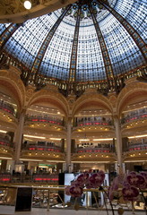 Fototapeta na wymiar The interior of the Galeries Lafayette. Paris