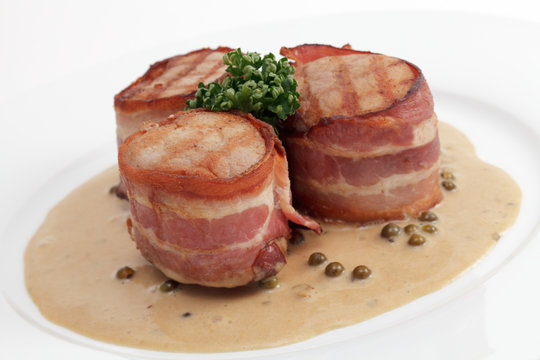 Schweinefilet im Speckmantel mit Pfefferso&szlig;e