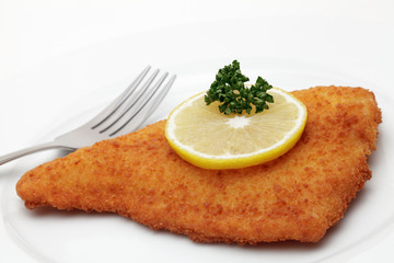 Gebackenes Schollenfilet mit Zitronenscheibe