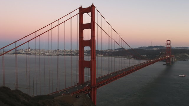 Time lapse Golden Gate Bridge at twilight