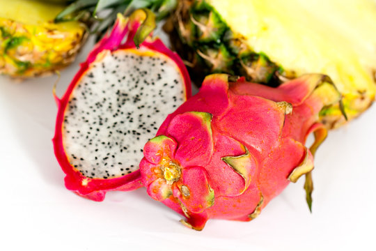 Pitahaya und Ananas,  auf Weiss