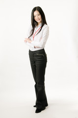 腕組みする女性社員