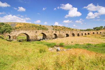Fototapeta na wymiar Aliseda rzymski most - Aliseda Roman most 05