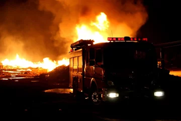 Papier peint photo autocollant rond Flamme Camion de pompier et incendie