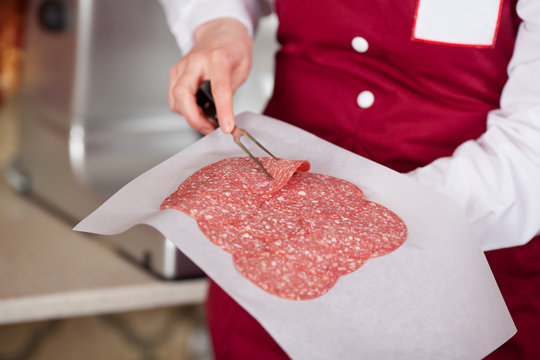 verkäuferin mit salami - Powered by Adobe