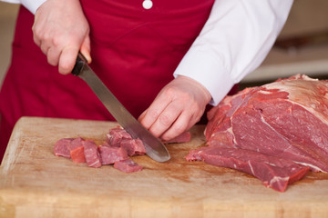 verkäuferin schneidet frisches fleisch
