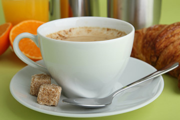 tasse de café et petit déjeuner