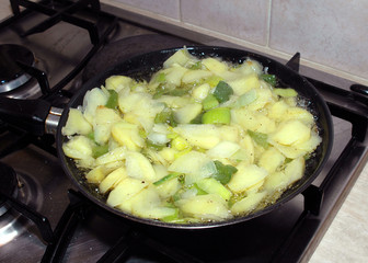 cooking potatoes and leeks in frying pan