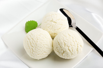 drei Kugeln Vanille Eis