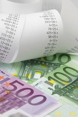 Kassenrolle mit Euroscheinen