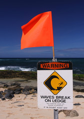 Warnhinweis "Starke Brandung" am Hookipa Beach (Maui, Hawaii)