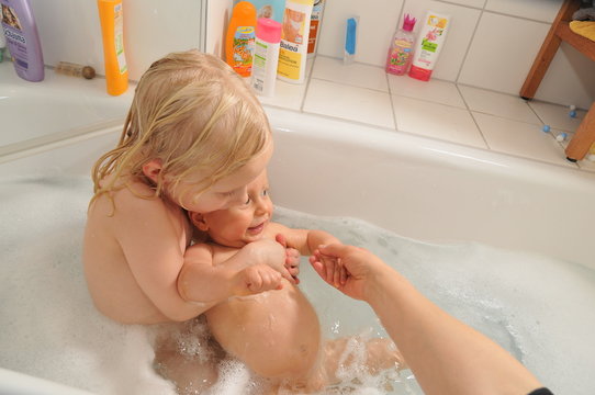 Baby und kleines M&auml;dchen baden in der Badewanne 04