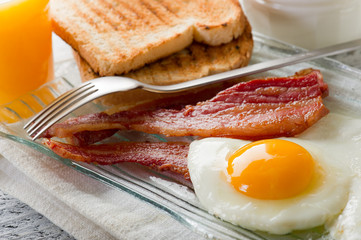eggs with bacon-uova con bacon