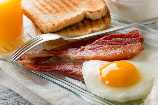eggs with bacon-uova con bacon