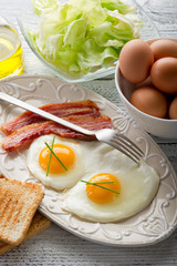 eggs with bacon and toasted bread