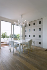 moderna sala da pranzo con vista terrazzo