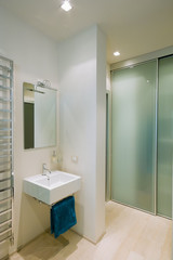 bagno moderno e radiatore