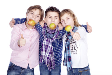 Teenager beissen in einen Apfel Porträt
