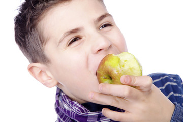 Junge beisst in Apfel Nahaufnahme