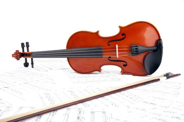 Violine auf Notenbl&auml;ttern