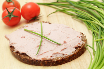 Vollkronbrot mit Leberwurst
