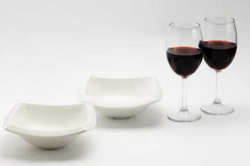 Placas, platos con Copas de vino tinto