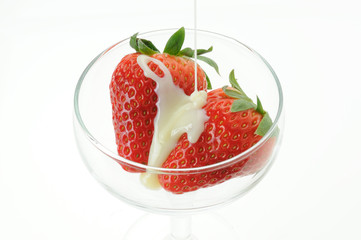 コンデンスミルクをかけるイチゴ