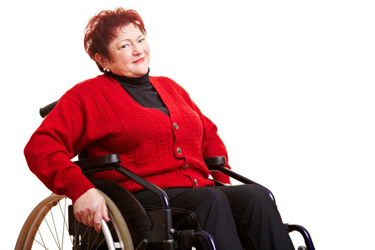 Seniorin sitzt im Rollstuhl