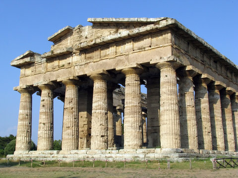 Paestum, antico tempio greco, italia