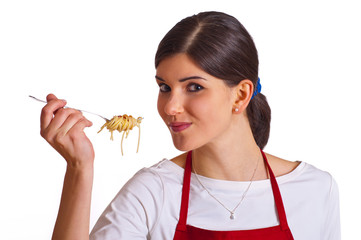 Frau mit Spaghetti auf Gabel