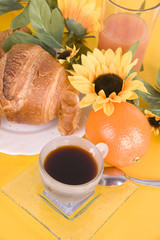café croissant et fruits frais