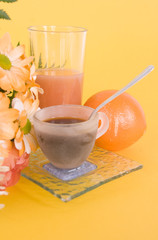 café et fruit frais sur fond jaune