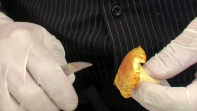 cleaning chanterelles mushrooms