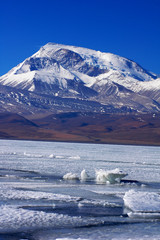 Obraz premium Landscape of snow mountains in Tibet