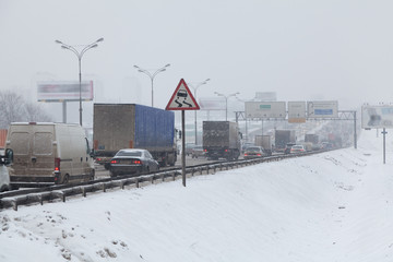 Автомобильная пробка на зимней дороге.