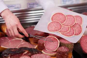 verkäuferin mit scheiben salami