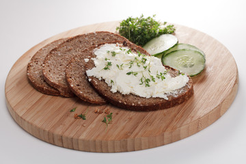 Vollkornbrot mit Frischkäse