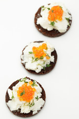 Canapes mit Frischkäse und Forellenkaviar