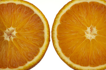 fette di arance su fondo bianco