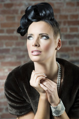 Obraz premium girl near a wall looking up