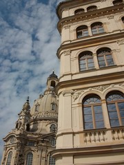 Fototapeta na wymiar Bürgerhaus und Frauenkirche Dresden