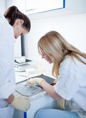 Obraz premium two female researchers doing research in a lab