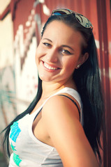 Naklejka premium Beautiful young woman posing over red brick wall