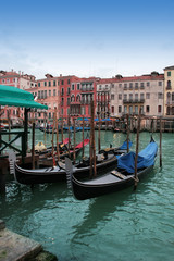 Fototapeta na wymiar Venice: Tradycyjne gondole czeka na romantyczną przejażdżkę